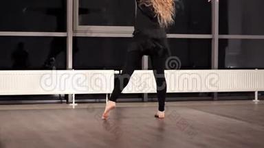 优雅女孩令人惊叹的情感<strong>舞蹈表演</strong>。 她在移动她的身体